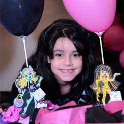 Aline comemora 10 anos com festa do Monster High