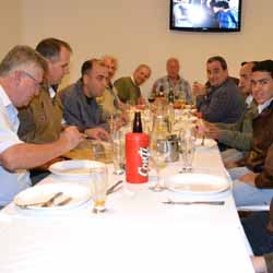João Carlos Camolesi reúne amigos em jantar