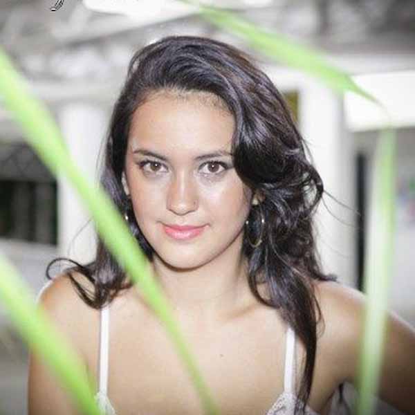 RETROSPECTIVA - 14/01/2013 - Beleza e simpatia são os destaques da jovem Nayara Tubone; confira o ensaio