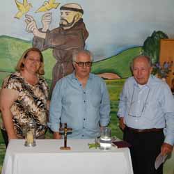 RETROSPECTIVA - 07/10/2014 - Família Queiroz prepara celebração em capela