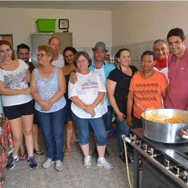 RETROSPECTIVA -21/12/2015 - Casa da Sopa reúne famílias e confraternizam