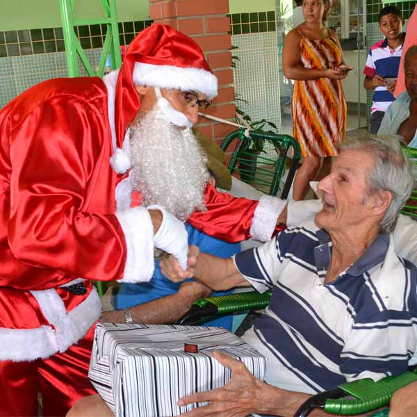 RETROSPECTIVA - 25/12/2015 - Lar dos Idosos recebe Papai Noel