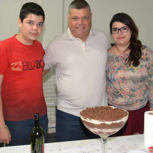 RETROSPECTIVA - 16/05/2016 - Sandro ganha festa surpresa em seu aniversário