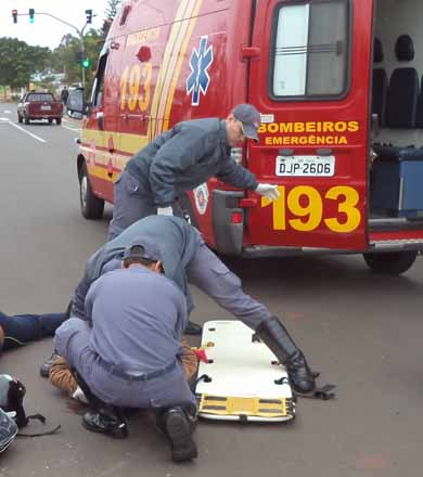 Motociclista passa mal e cai ao colidir em canteiro central da Siqueira Campos