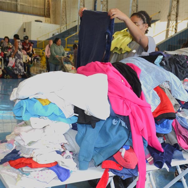 Fundo Social de Maracaí entrega roupas, calçados e agasalhos à comunidade local